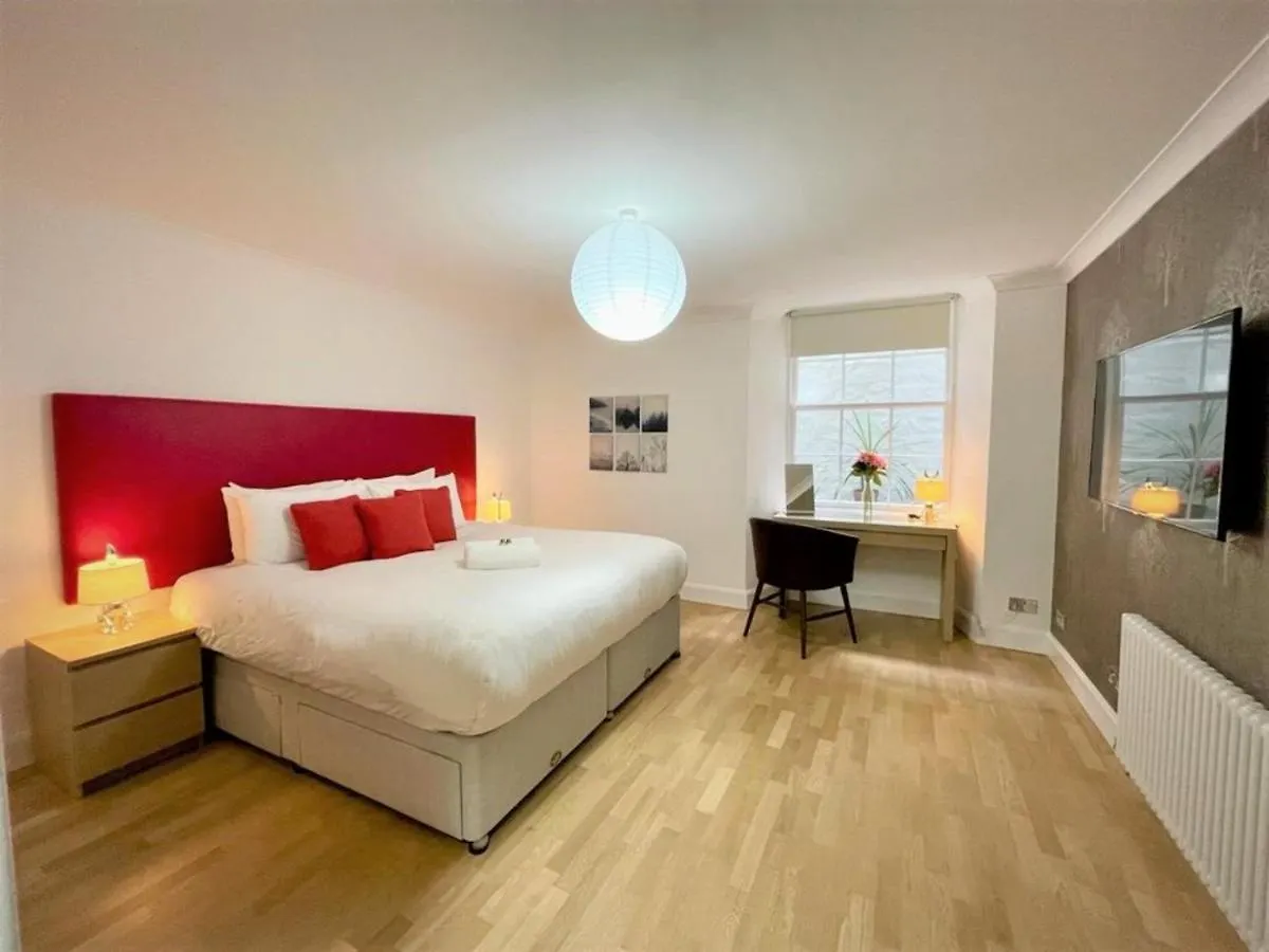 Elite 3 Bed New Town Apt With Private Walled Garden Edinburgh 0*,  Großbritannien
